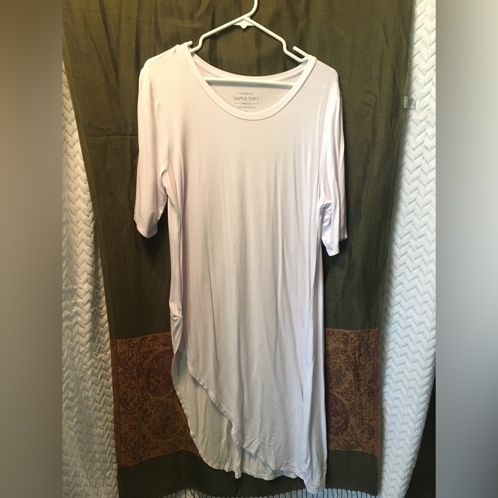 Torrid white asymmetrical long t-shirt, size 2, excellent condition.